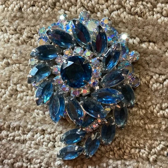 Vintage Gorgeous Blue rhinestone, AB Rhinestones Silver Tone Brooch/Pin, ER’s - Picture 2 of 8